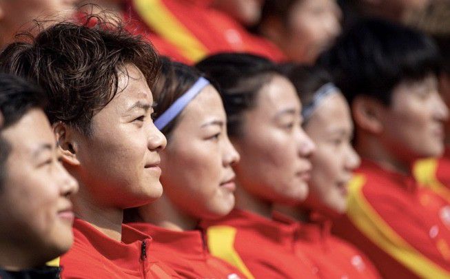 自从与戚薇合作演唱新歌荣登内地音乐排行榜冠军宝座后，李俊昊这位新晋韩国“小鲜肉”近来在内地人 时尚先生盛典聚众星 《变4》演员李俊霆气场强 2013-12-06 出的中国新生代演员李俊霆与陈坤、冯绍峰、吴建豪、李玟、张信哲、张亮、黄渤等知名男星一同亮相红毯。