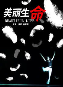 吴磊活动暖心提醒粉丝多加衣 2017-11-30 29日晚，吴磊受邀出席时尚活动，一身黑色西装搭配白衬衣清爽帅气。