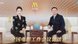 她化身虎女郎，不仅身穿虎皮裙，还带上可爱的虎耳朵。